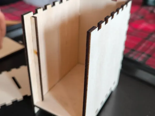 Tirelire sécurisée coffre-fort instruction: step 5 - Assemble the bottom and the 3 sides