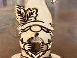 [Laser cut and engrave] Figurine de gnome d'automne tenant un gland