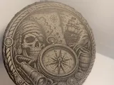 [Laser cut and engrave] Runder Untersetzer mit Piraten Totenkopf Kompass und Schatzkarten Motiv