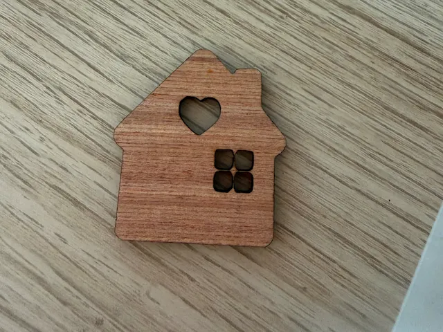Petite maison en bois avec découpe en forme de cœur