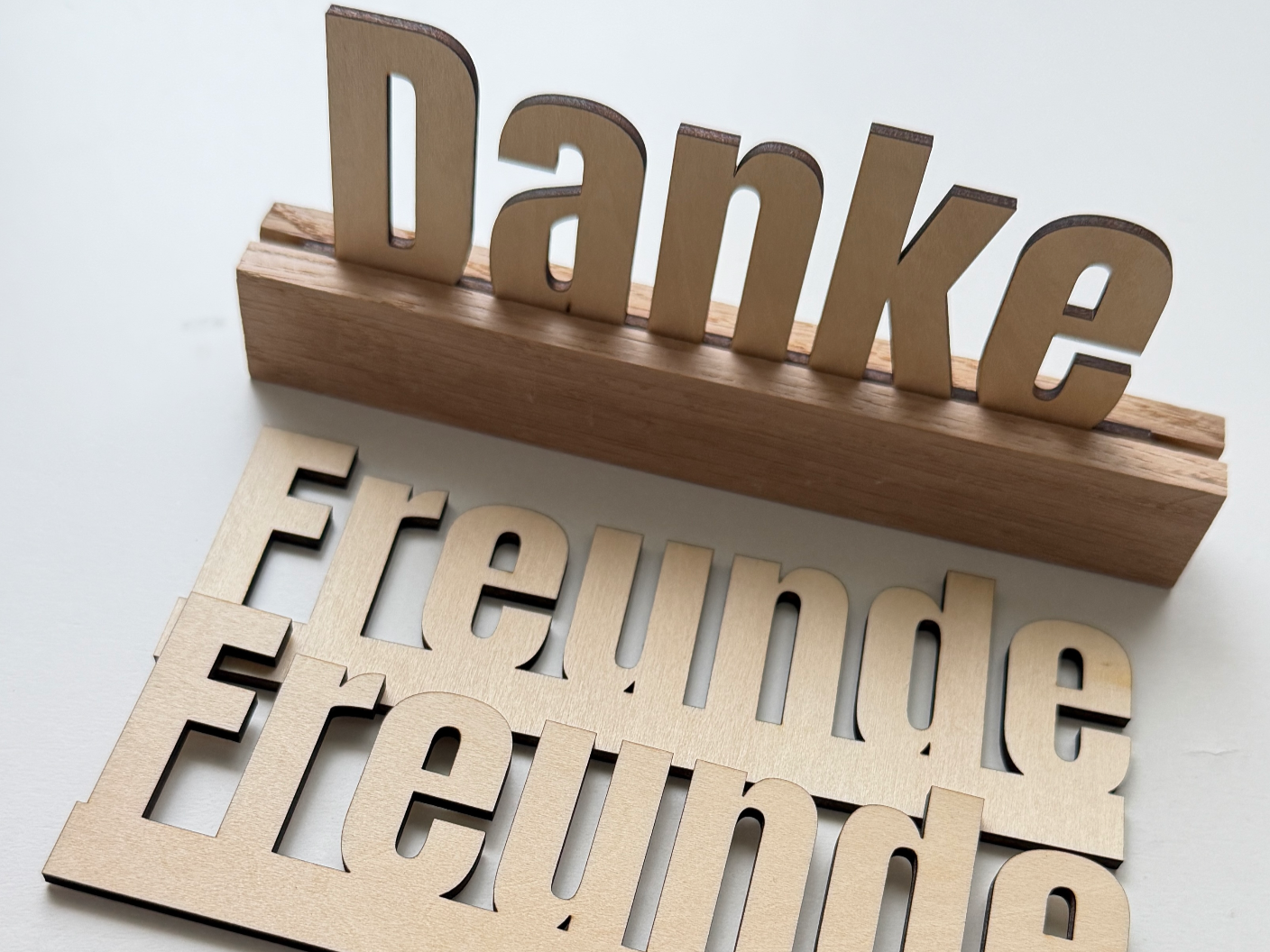 Schriftzug trifft auf Klötzchen