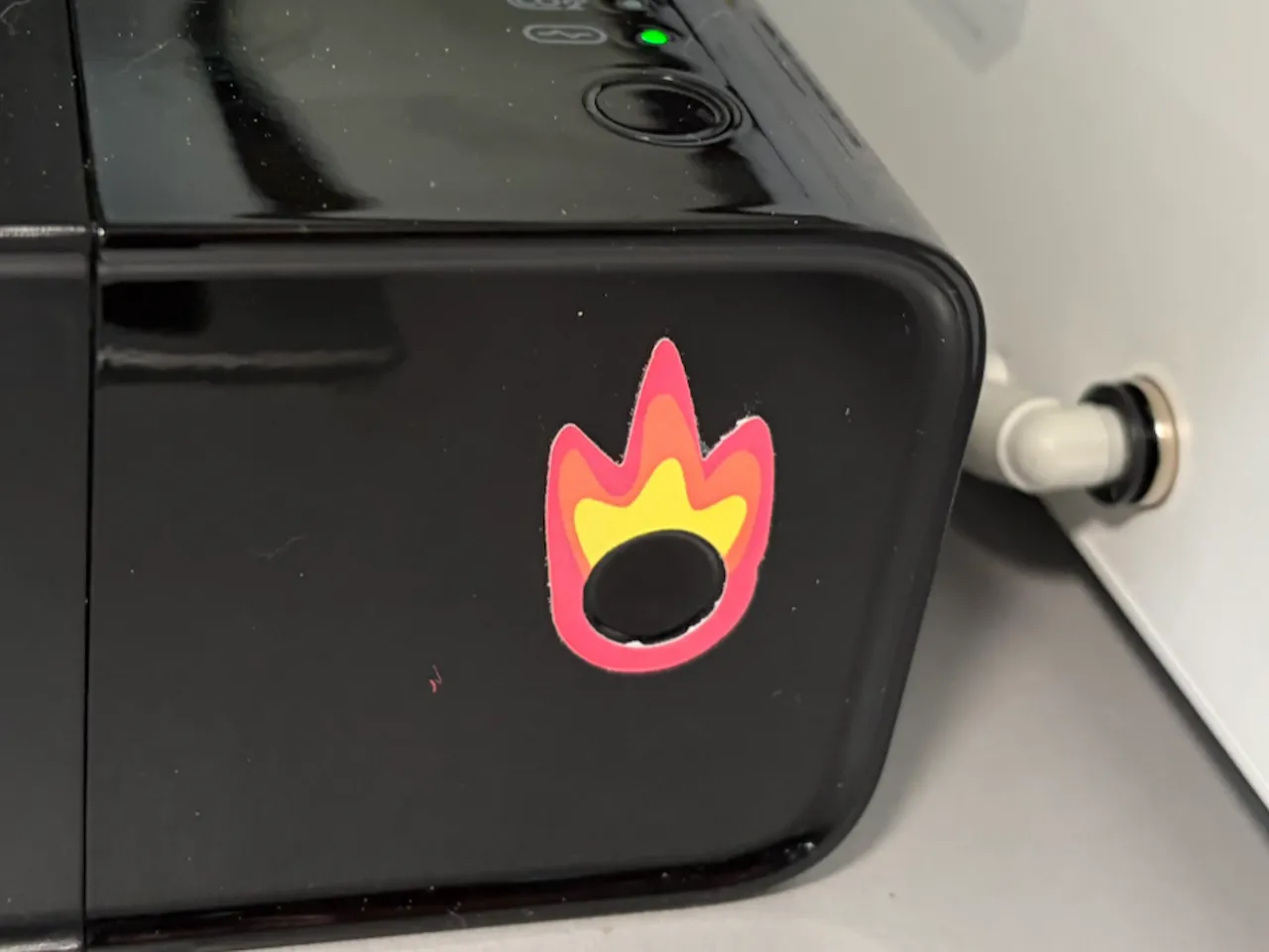 [Laser cut and engrave,Inkjet printing] Bunter Flammen Aufkleber mit schwarzem Kreis