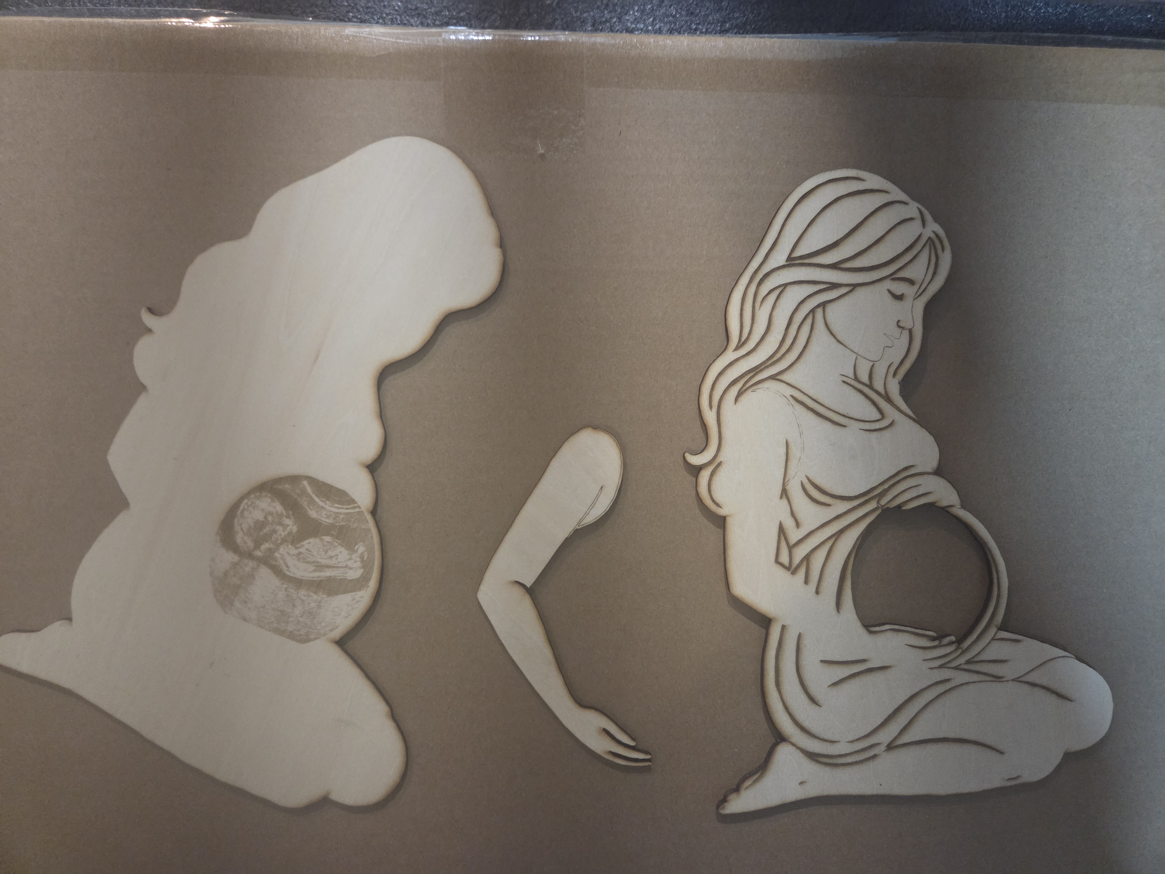 [Laser cut and engrave] Holzfigur einer schwangeren Frau mit Ultraschallbild auf dem Bauch