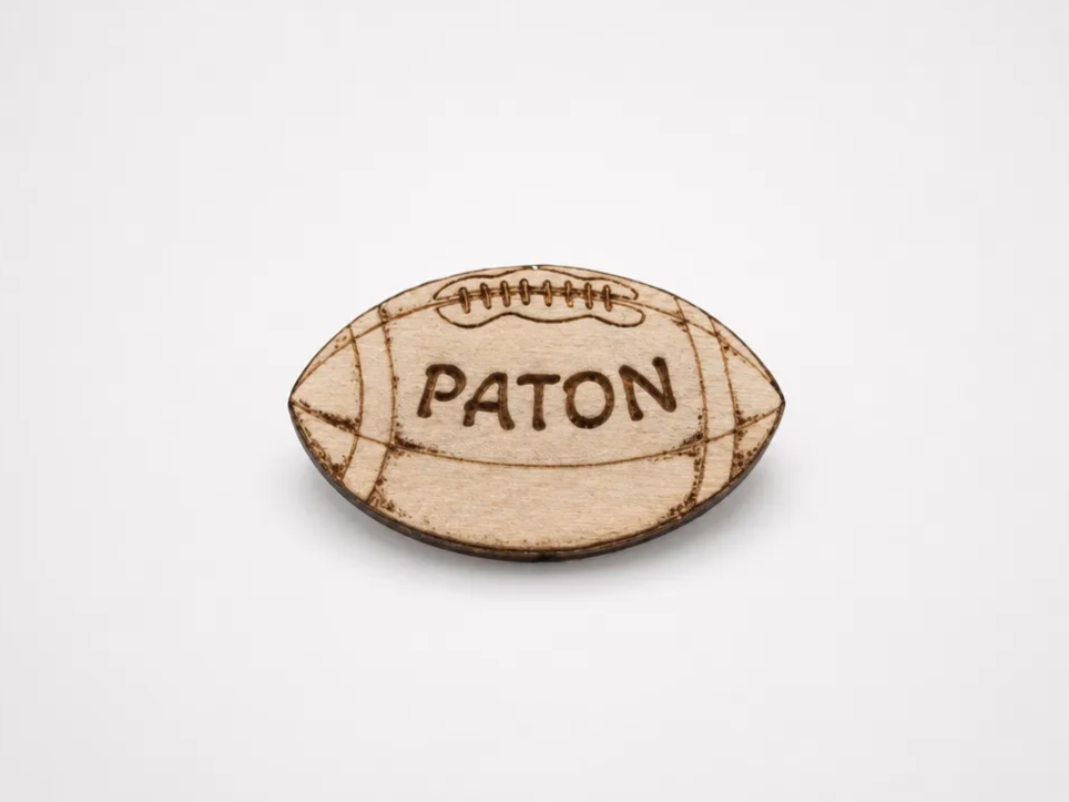 Ballon de football américain en bois personnalisé avec le prénom Paton aimanté pour frigo par exemple