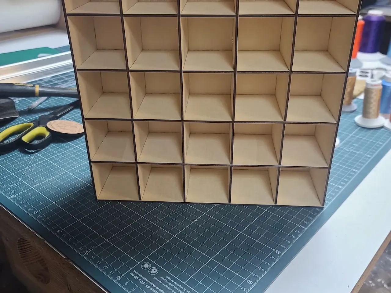 [Laser cut and engrave] un casier de 25 bobines de fil a broder