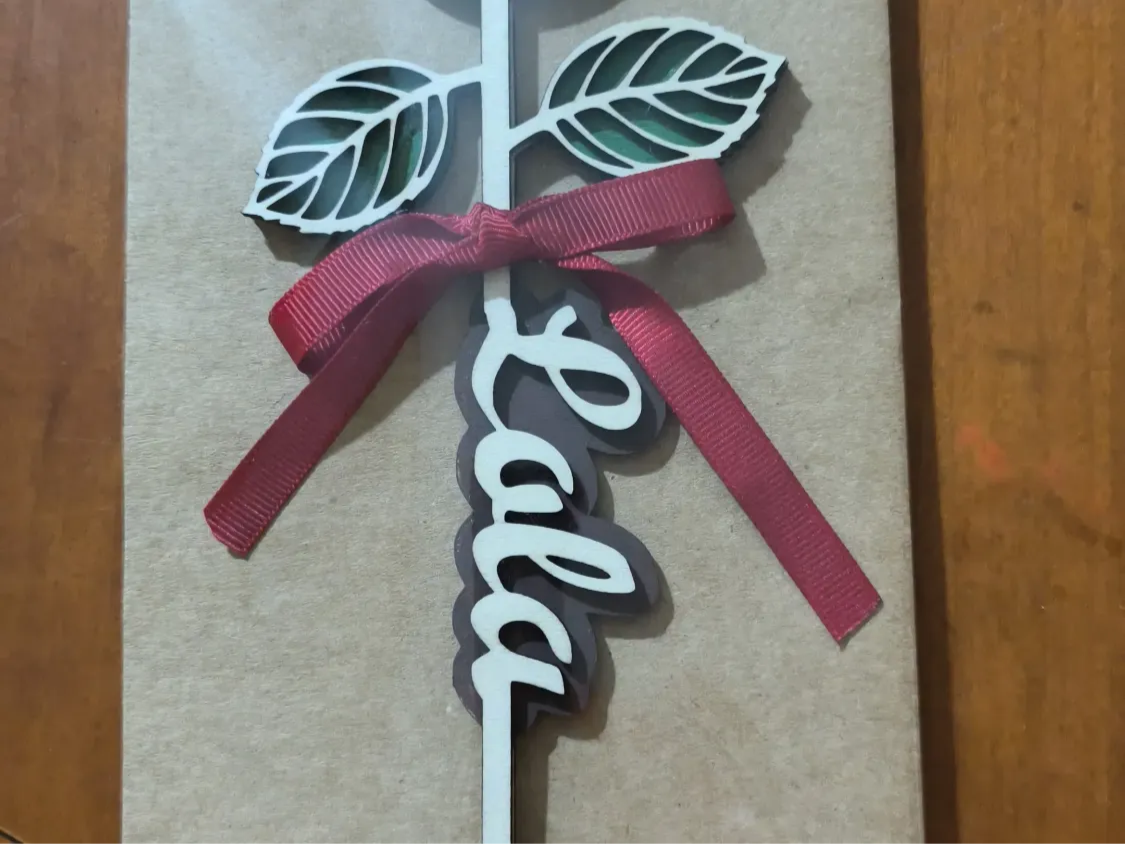 Topper para pastel con nombre Lola y diseño de rosa