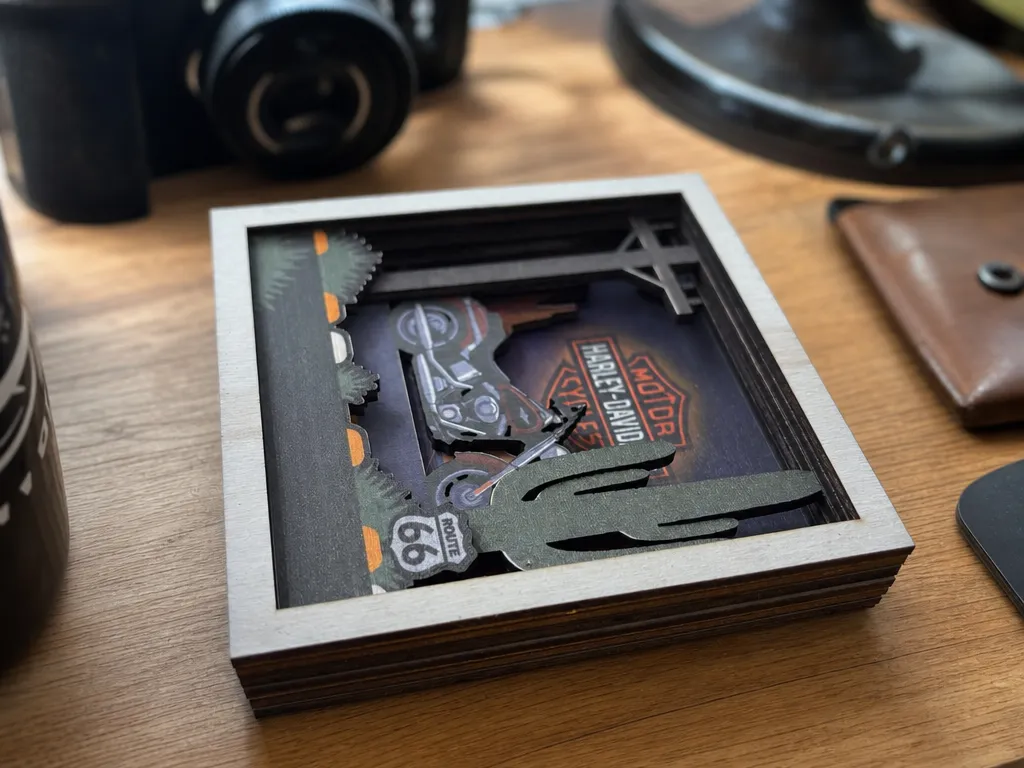 Quadro multistrato con motocicletta Harley-Davidson e paesaggio Route 66