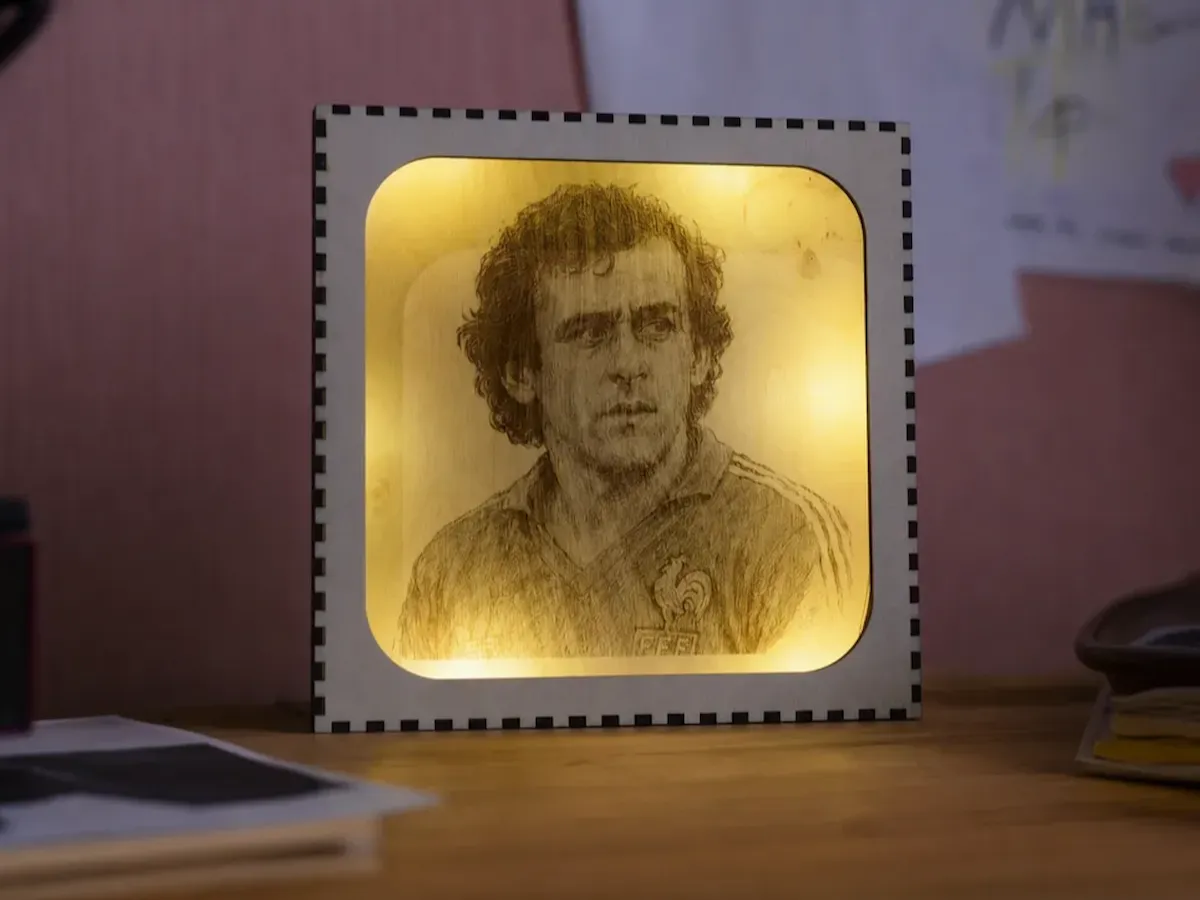 [Laser cut and engrave] Lampe veilleuse carrée avec portrait de Michel Platini