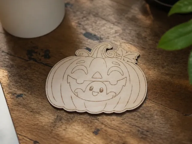 Holz-Kürbis mit niedlichem Geist für Halloween
