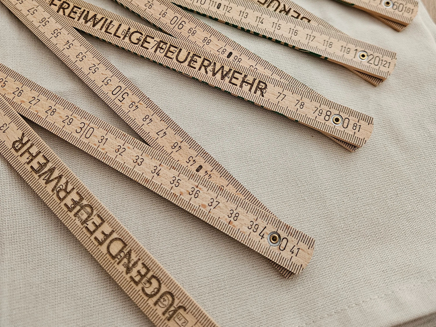 Holz-Gliedermaßstab mit Aufschrift Freiwillige Feuerwehr und Jugendfeuerwehr
