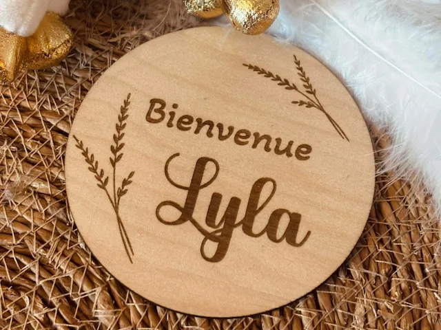 Plaque de naissance ronde en bois avec prénom Lyla et motif végétal