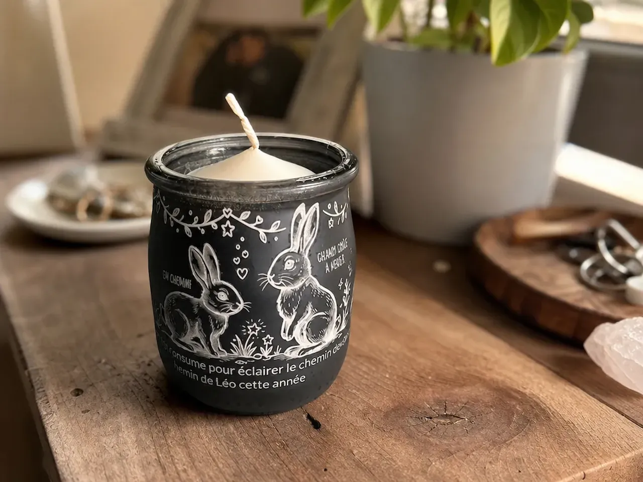 [Laser cut and engrave] Bougie parfumée noire avec illustration de lapins et inscription personnalisée