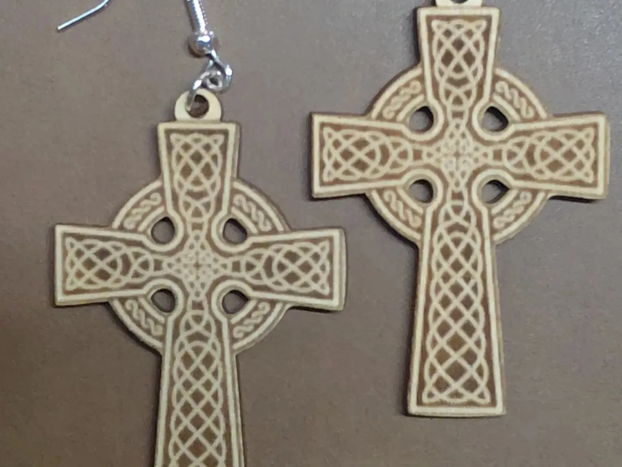 [Laser cut and engrave] Celtic Cross Dangle Earrings with Intricate Knotwork Pattern