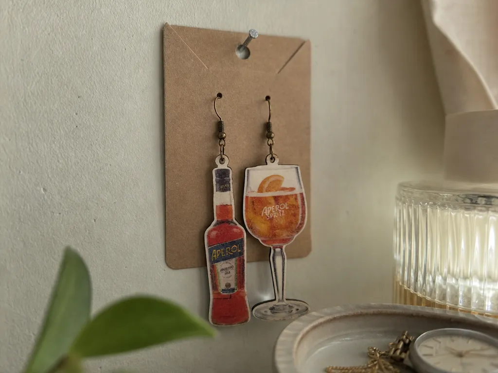Boucles d'oreilles pendantes motif bouteille et verre de cocktail Aperol Spritz
