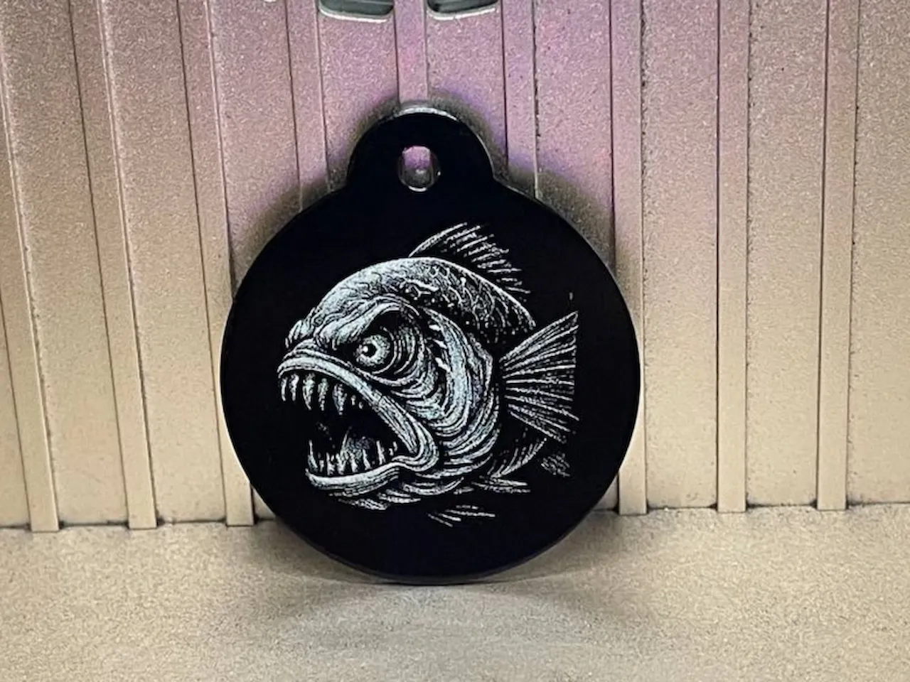 [Laser cut and engrave] Runde Hundemarke mit Piranha Motiv