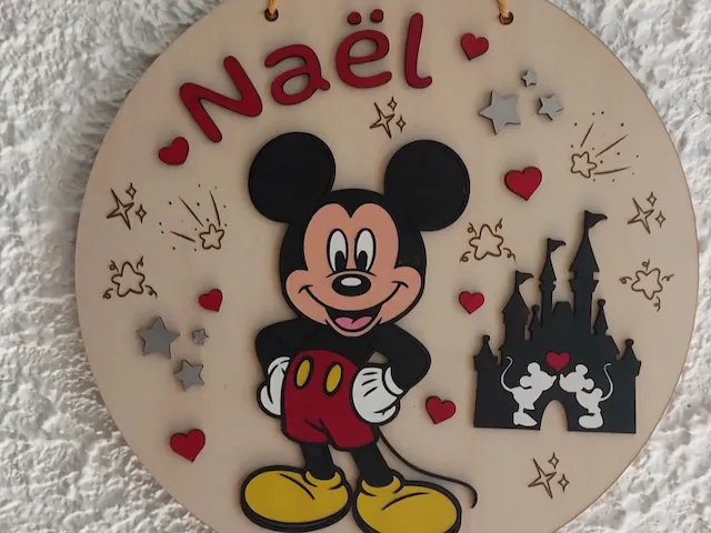 Plaque de porte ronde personnalisée avec Mickey Mouse et son château