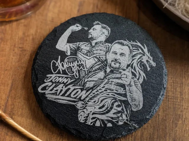 Runder Schieferuntersetzer mit Jonny Clayton Dart Motiv