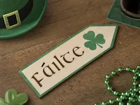 [Laser cut and engrave] Letrero de madera con trébol y palabra Fáilte para San Patricio