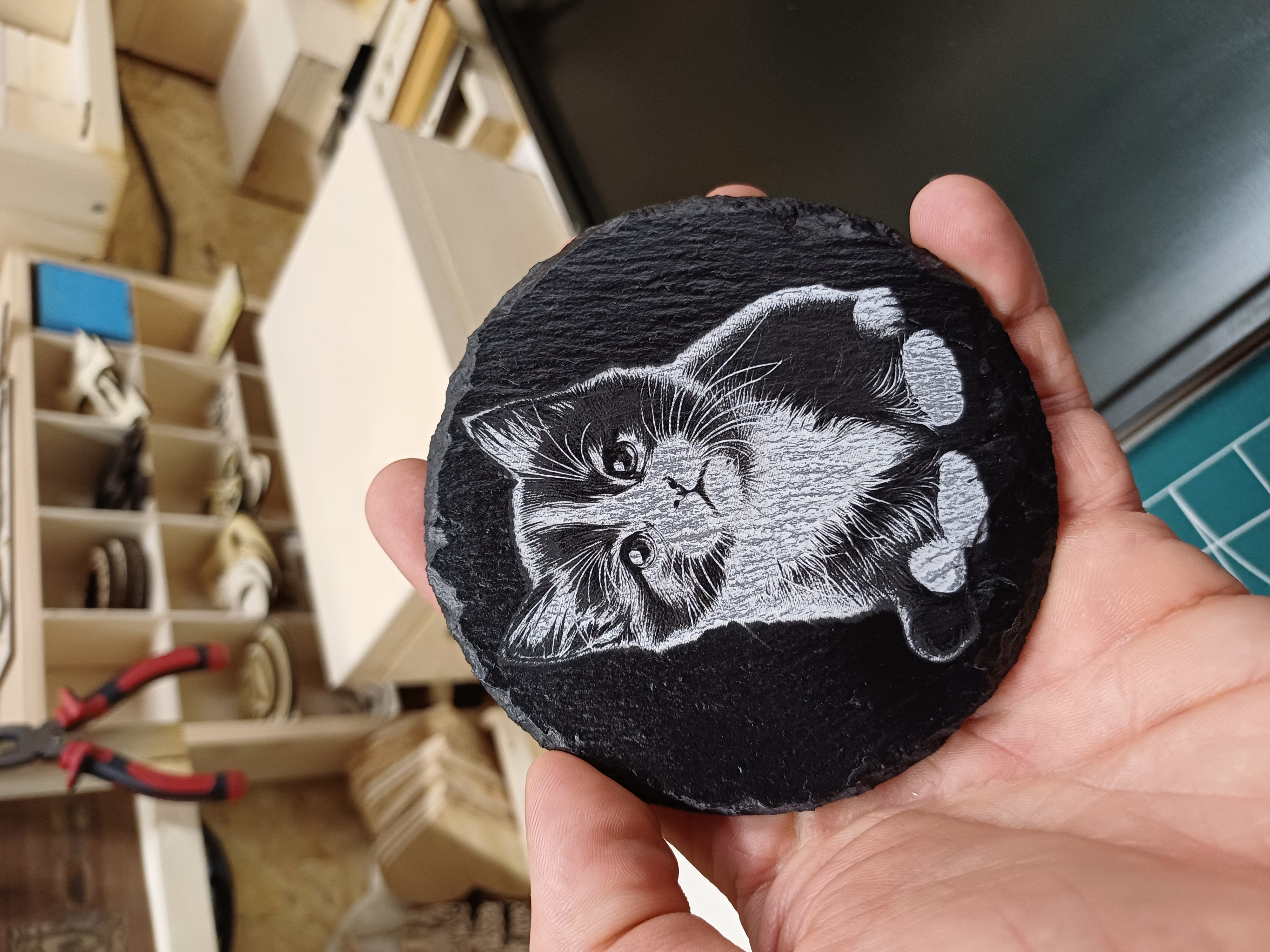 [Laser cut and engrave] Okrągła podkładka łupkowa z wizerunkiem kota