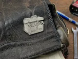 [Laser cut and engrave] Металлический значок ящик с инструментами с надписью Мастер