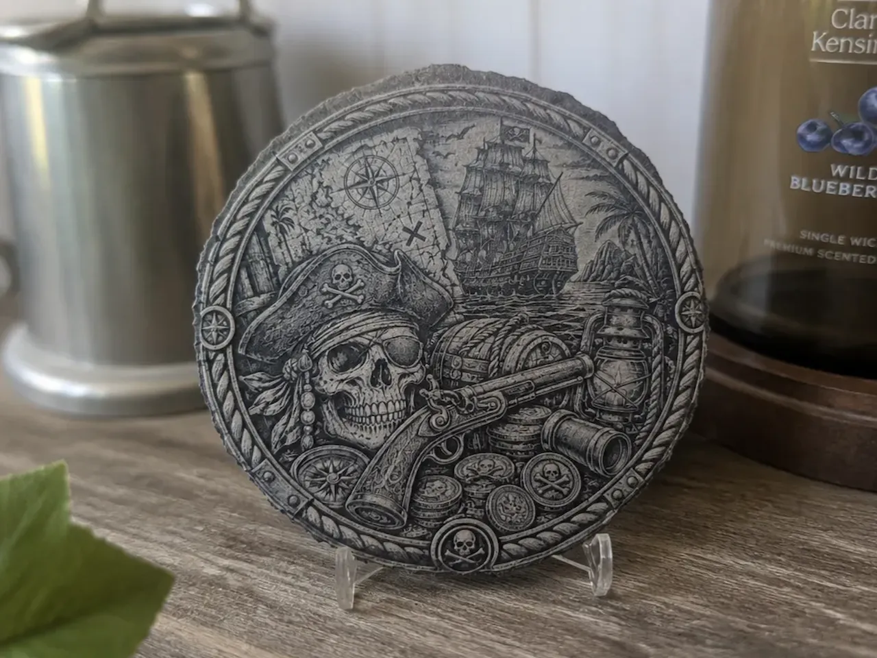 [Laser cut and engrave] Runder Schieferuntersetzer mit detailliertem Piraten-Totenkopf und Segelschiff-Motiv