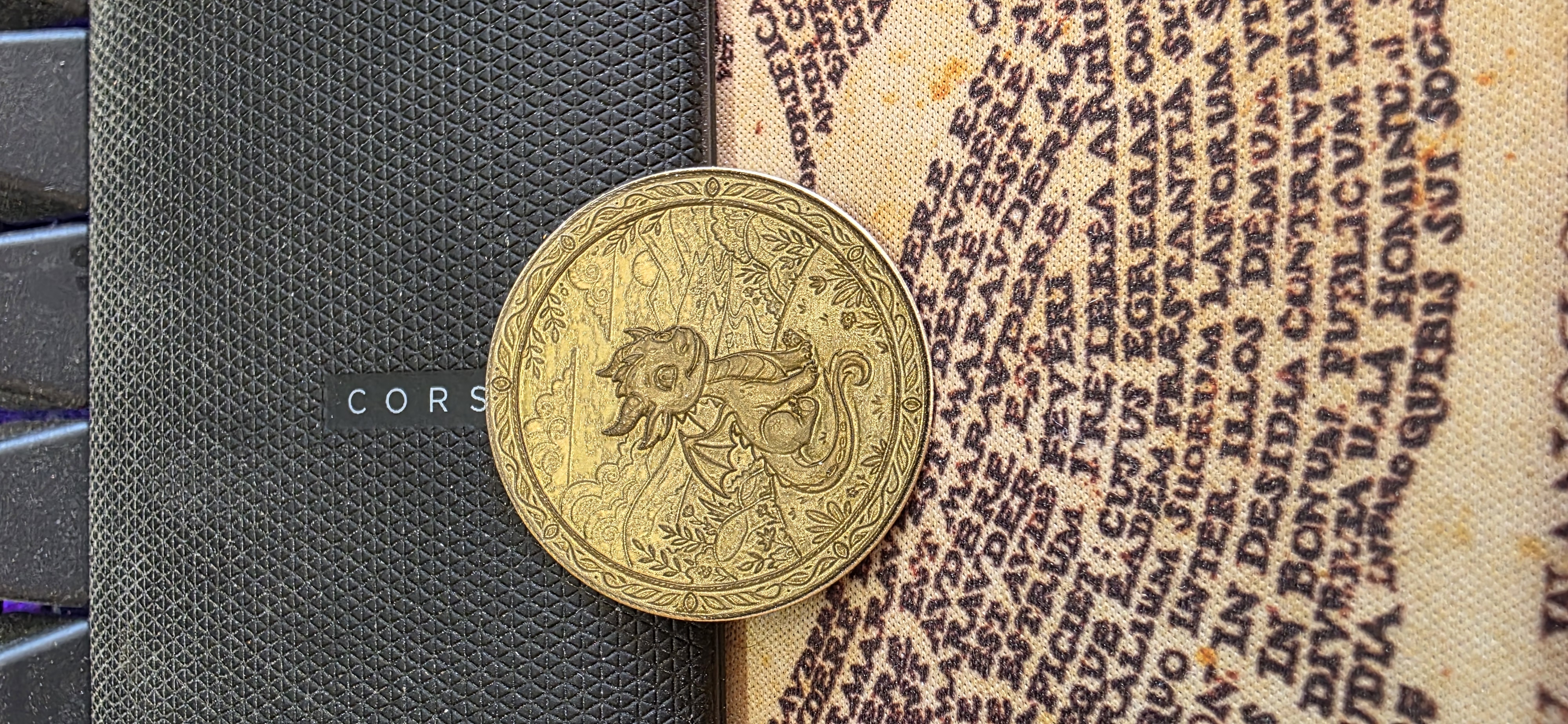 [Laser cut and engrave] Goldfarbene Drachenmünze mit keltischem Knotenmuster
