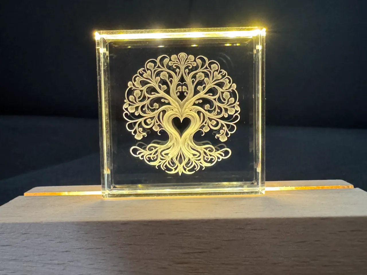 [Laser cut and engrave] Beleuchteter Glasblock mit Lebensbaum Motiv