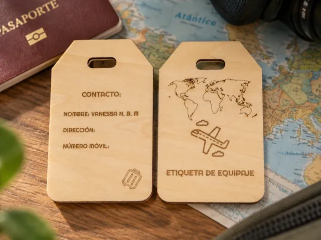 Etiqueta de equipaje de madera con mapa mundial y avión