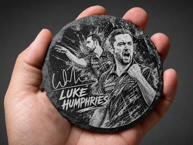 Runder Schieferuntersetzer mit Porträt von Dartspieler Luke Humphries
