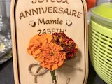 [Laser cut and engrave] Plaque murale en bois Joyeux Anniversaire Mamie avec fleurs