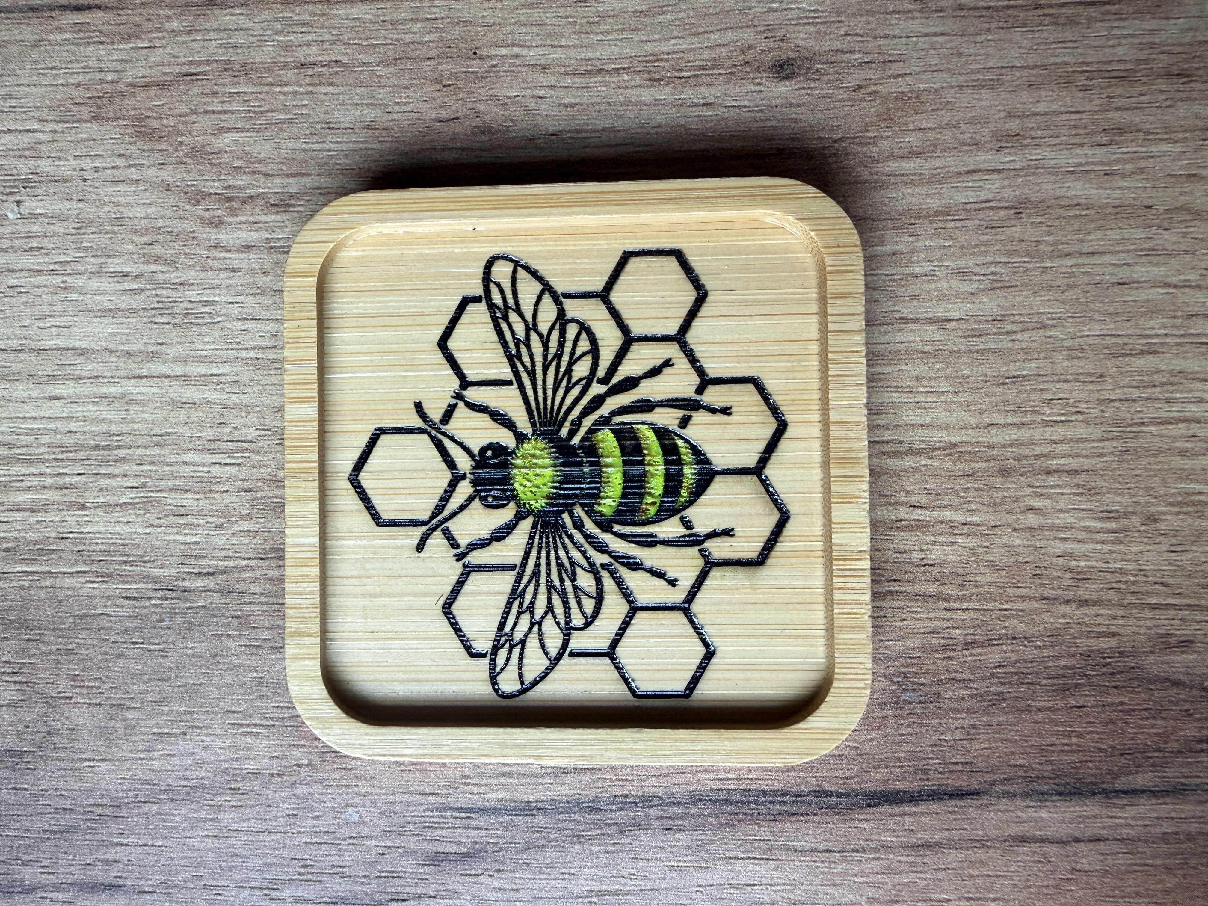 [Laser cut and engrave] Drewniana taca z motywem pszczoły i plastra miodu