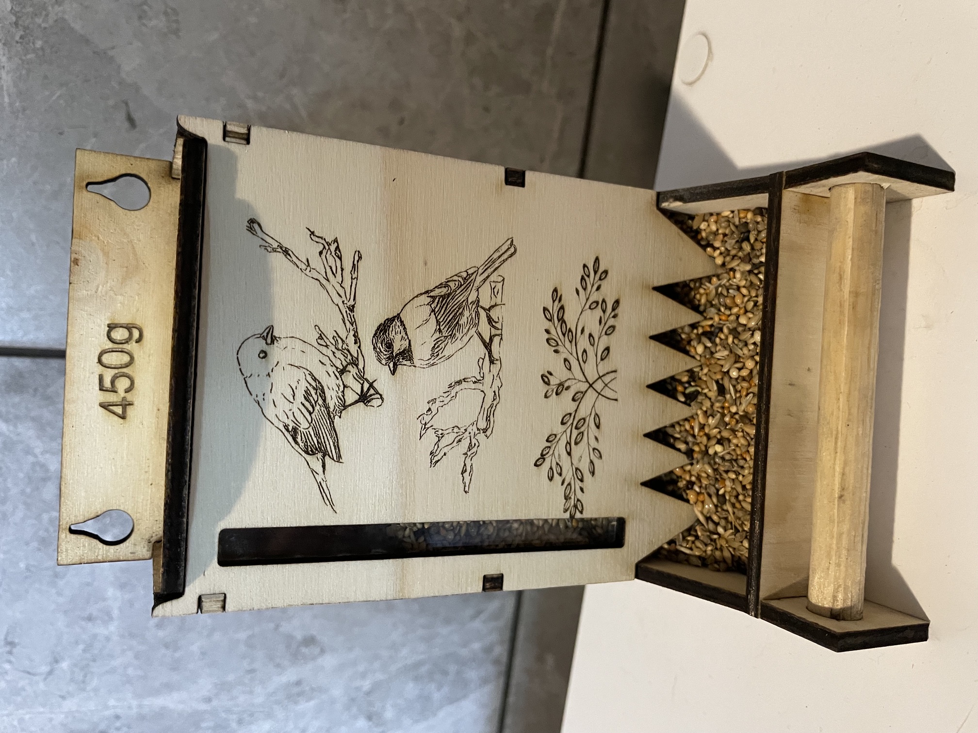 [Laser cut and engrave] Drewniany karmnik dla ptaków z motywem ptaków