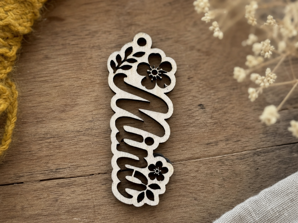 Personalisierter Schlüsselsanhänger Mina mit Blumenmotiv