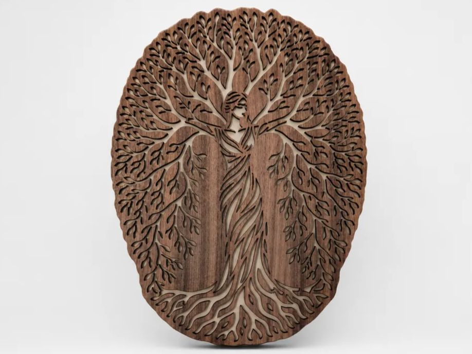 Décoration murale ovale représentant une femme arbre