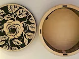 [Laser cut and engrave] Boîte ronde en bois avec motif de rose sculpté