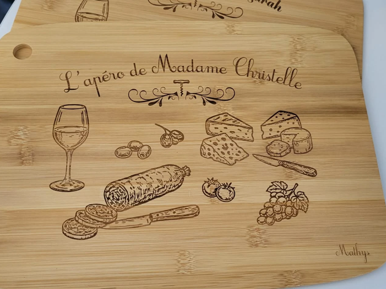 Planche à découper en bambou personnalisée pour apéritif