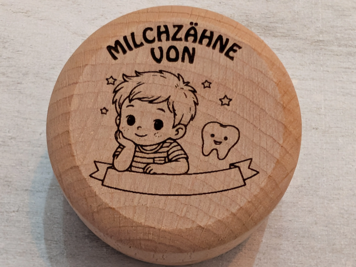 Milchzahndose aus Holz mit Jungen Motiv