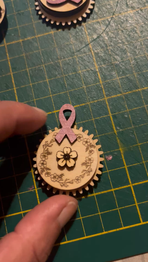 [Laser cut and engrave] rond avec engrenage pour octobre rose