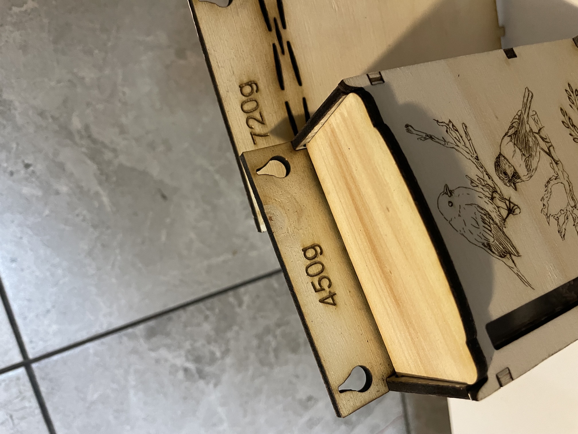 [Laser cut and engrave] Drewniany karmnik dla ptaków z motywem ptaków