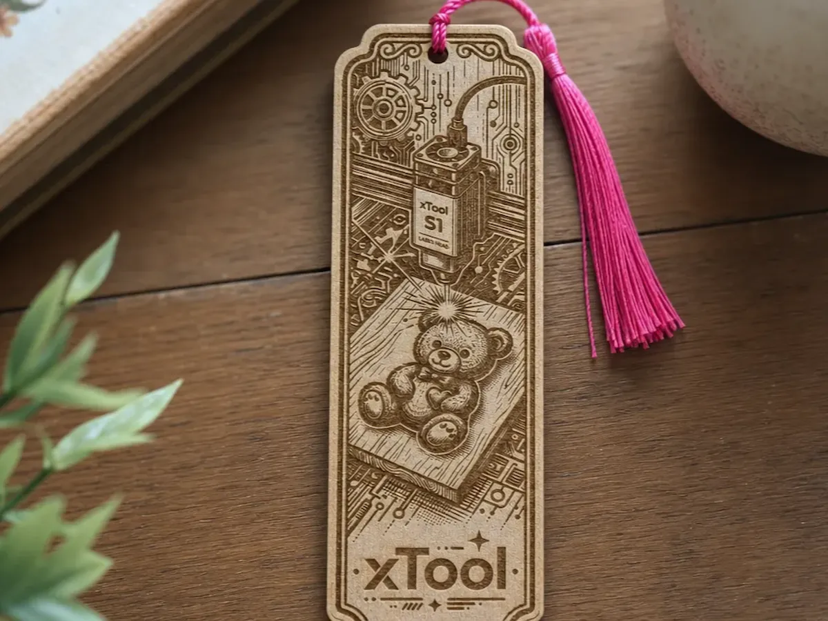 [Laser cut and engrave] Marque-page en bois avec motif d'ours en peluche et pompon rose