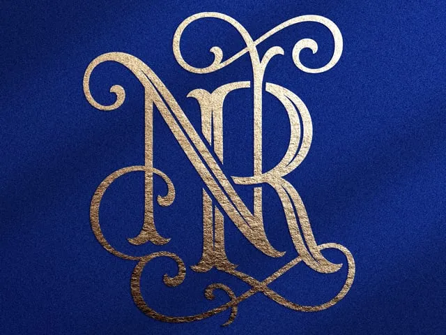 Monogramme doré entrelacé avec les lettres N et R sur fond bleu