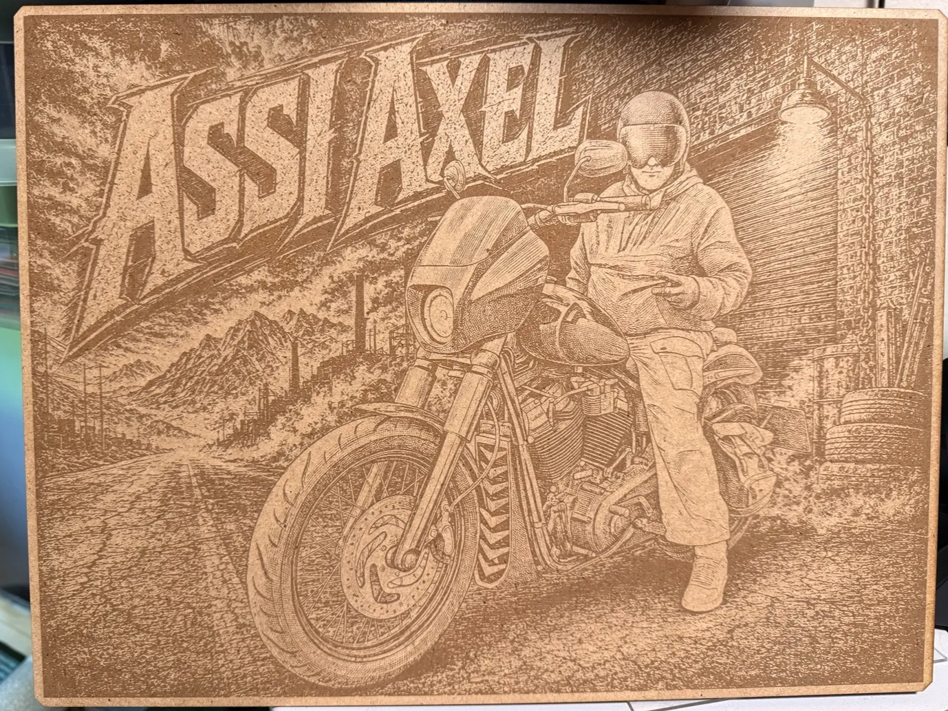 Holzbild mit Motorradfahrer und Schriftzug Assi Axel