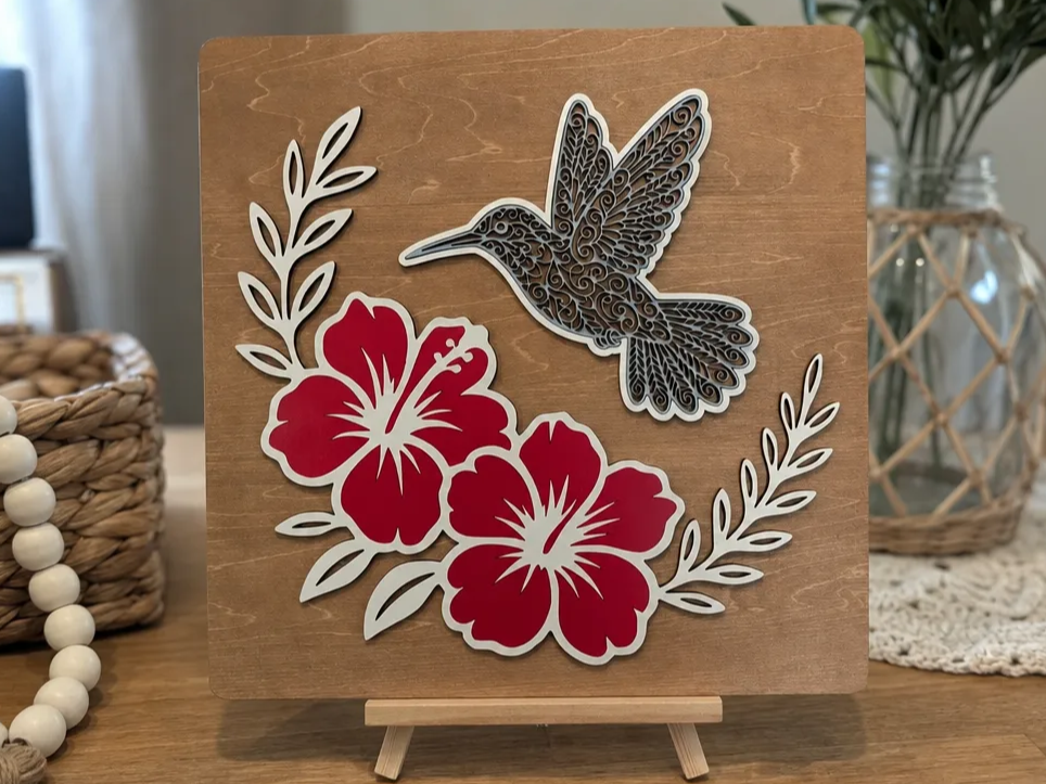 Tableau en bois avec colibri et fleurs d'hibiscus