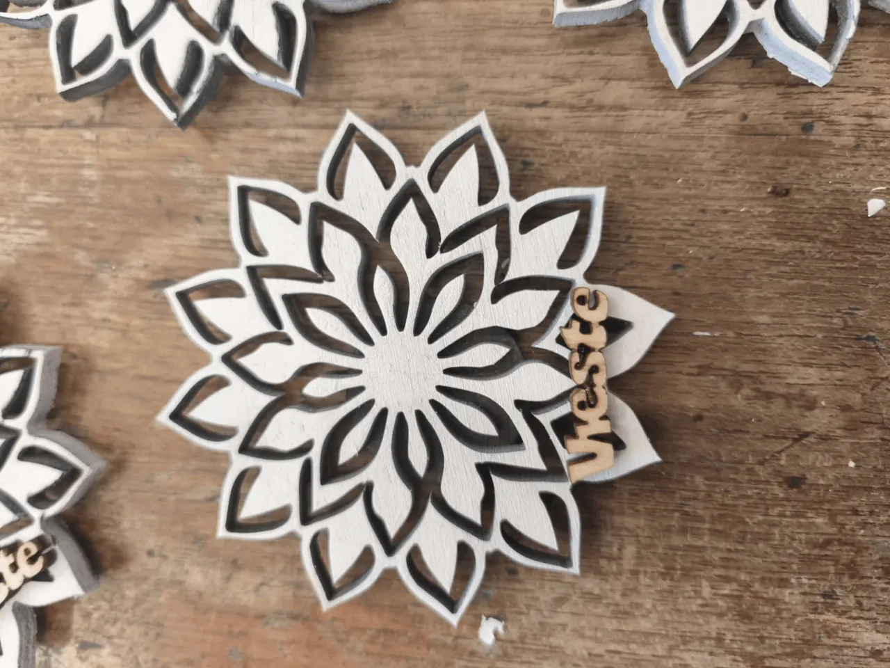 [Laser cut and engrave] Addobbo a forma di fiore di loto con scritta Vieste