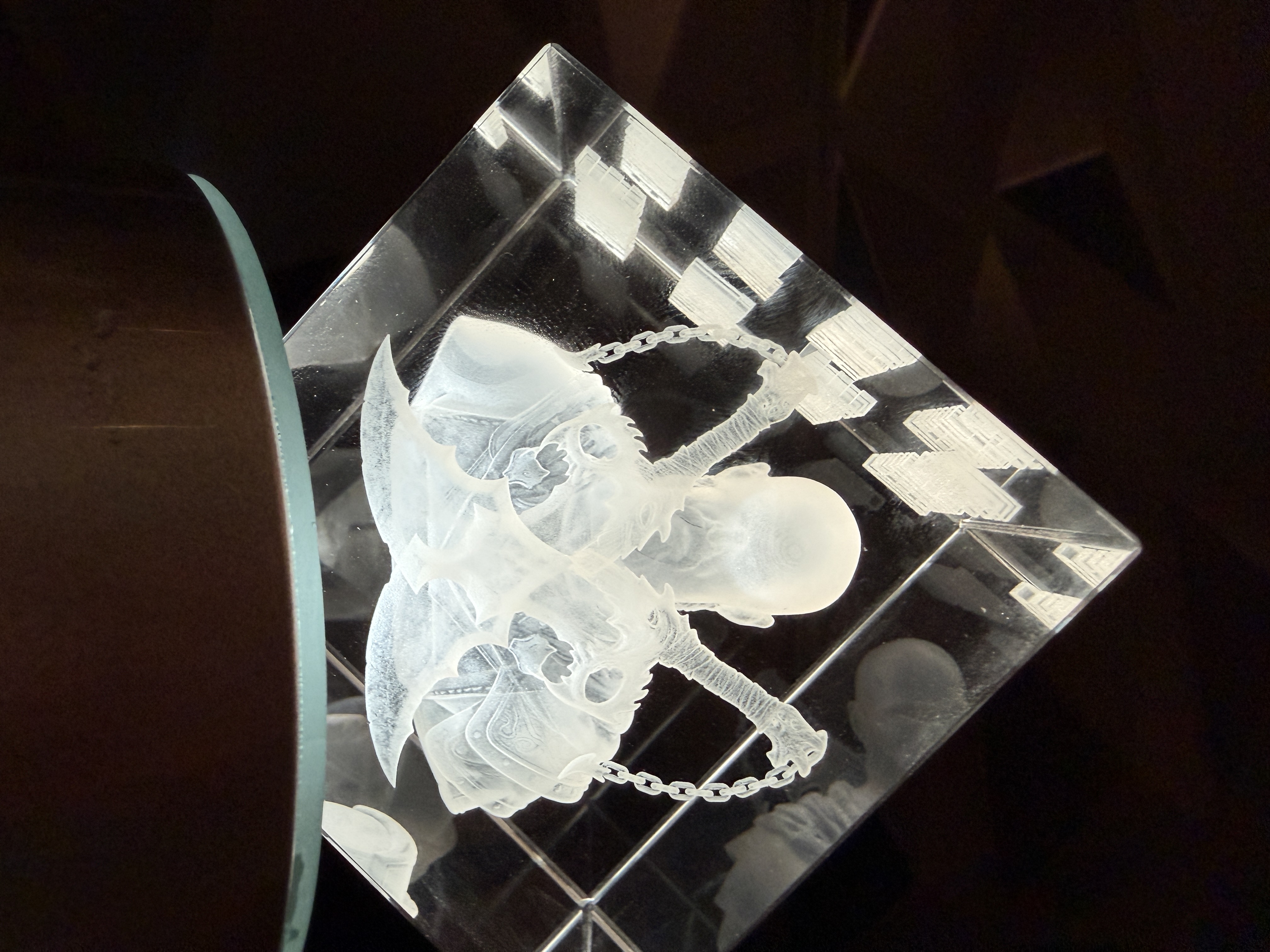 [Laser cut and engrave] Kratos Glaswürfel mit detaillierter 3D-Figur aus God of War