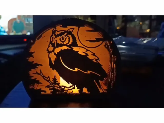 Lámpara de mesa con silueta de búho y luna llena