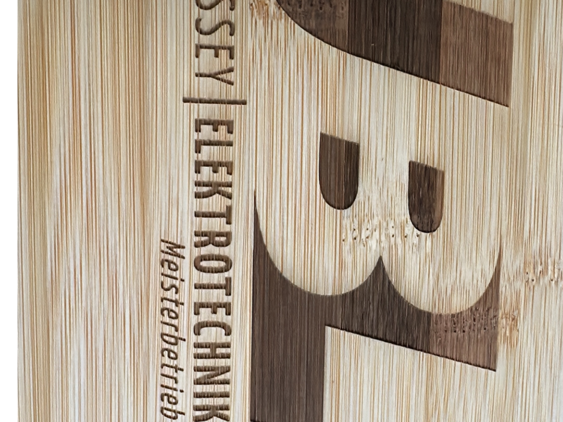 Brett mit Logo