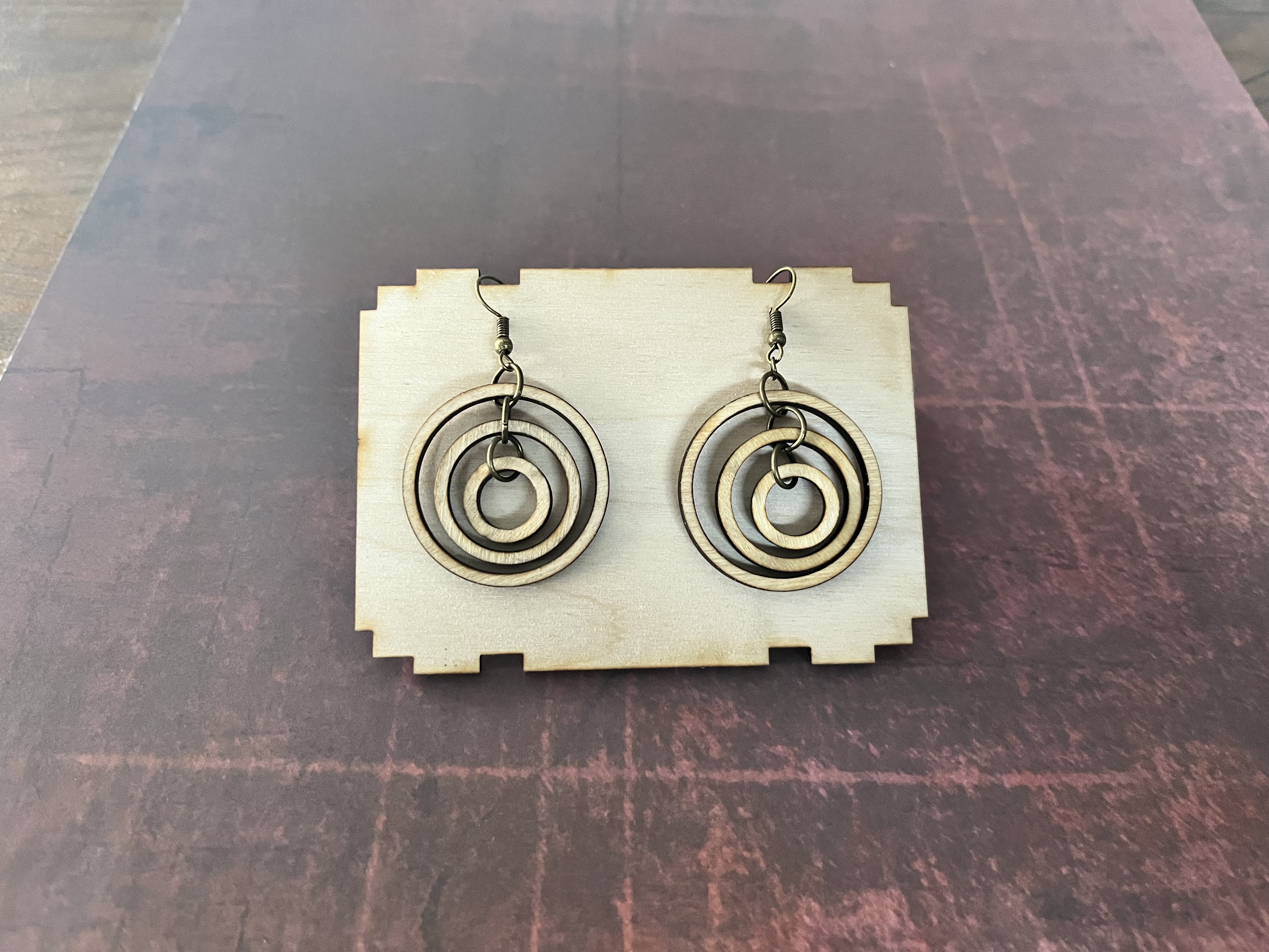 [Laser cut and engrave] Boucles d'oreilles pendantes géométriques en forme de triangle