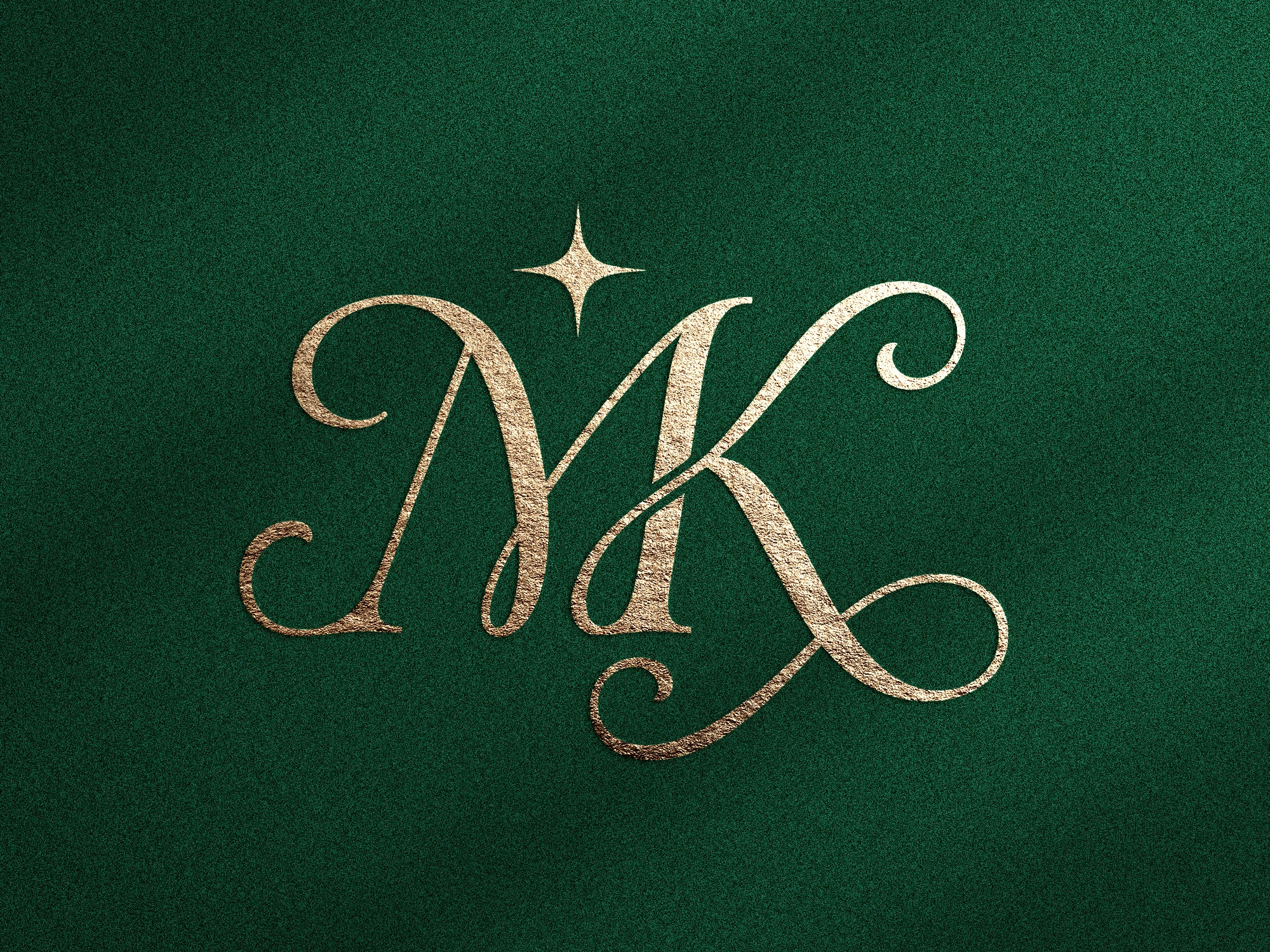 Monogramme doré avec initiales MK sur fond vert texturé