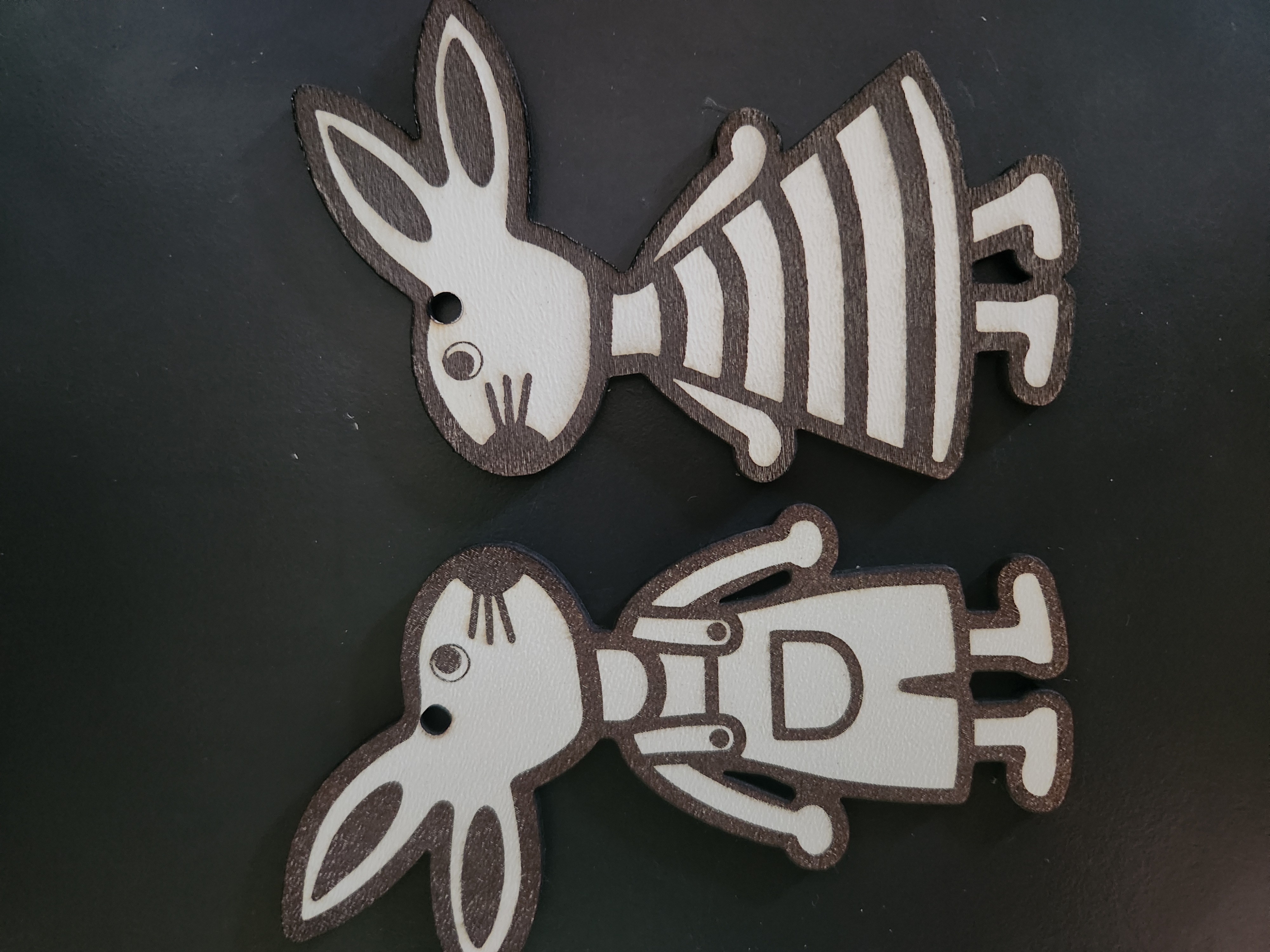 [Laser cut and engrave] Zwei hängende Osterhasen Figuren aus Holz